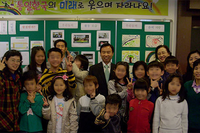 통일한국의 미래로 웃으며 자라요.