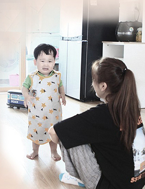 차가운 시선을 견디며 아이를 키우고있지만..